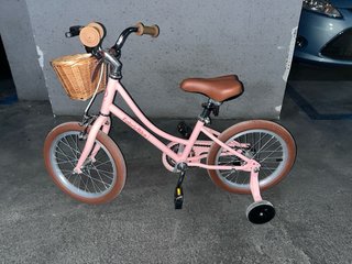 Bicicleta infantil rosa con cesta