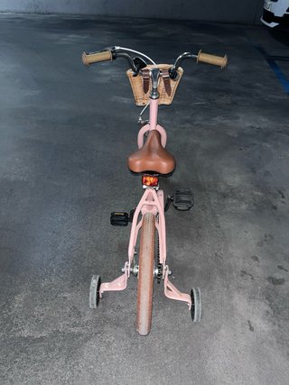 Bicicleta infantil rosa con cesta