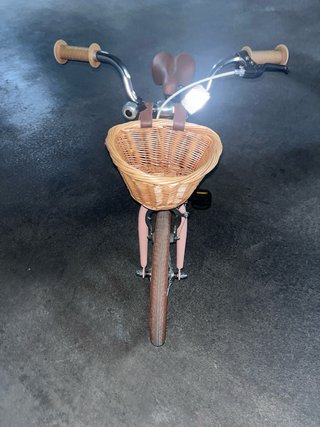 Bicicleta infantil rosa con cesta