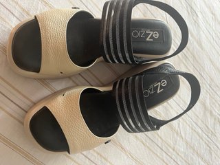 Sandalias Zzio Piel Beige y Negro Talla 37