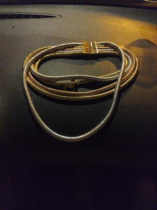 Collar multicapa dorado y plateado