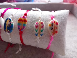 Pulseras de concha con cordón de seda