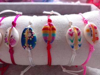 Pulseras de concha con cordón de seda