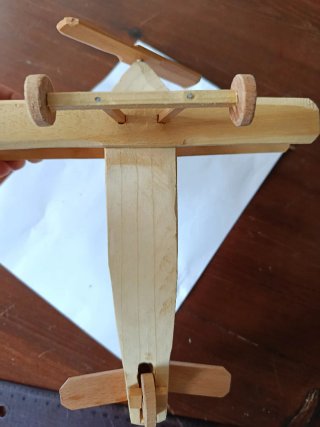 Aereo di legno. Modellino interamente costruito a