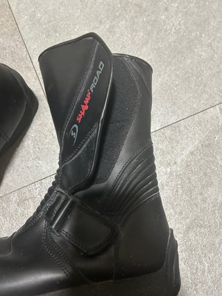 Pantalón y botas de moto