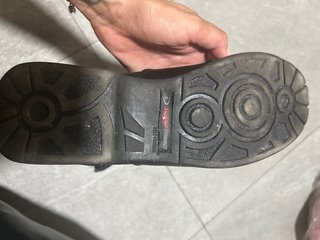 Pantalón y botas de moto