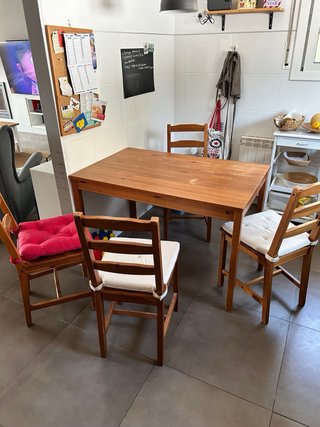 Conjunto mesa y 4 sillas madera
