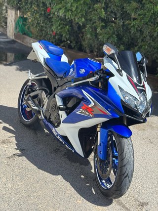 Suzuki GSX-R 600 K8 azul y blanco