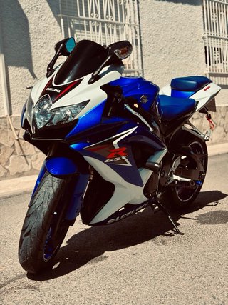Suzuki GSX-R 600 K8 azul y blanco