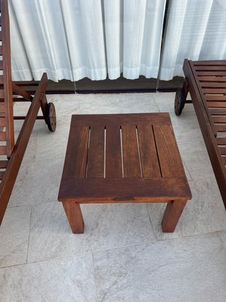 Hamacas y mesa de jardín de madera