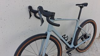 Bicicleta Gravel Cube