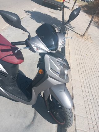 Scooter 125cc Negra y Roja