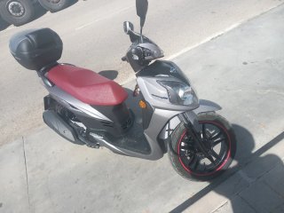 Scooter 125cc Negra y Roja