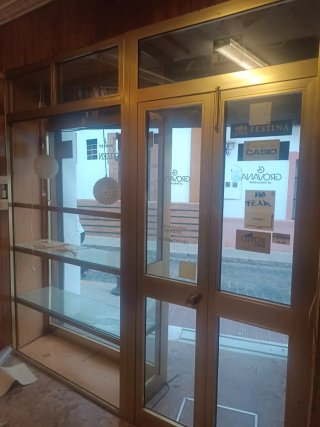 Expositor de cristal con puerta