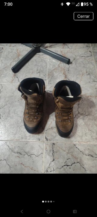Botas de montaña marrones y negras