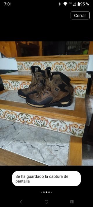 Botas de montaña marrones y negras