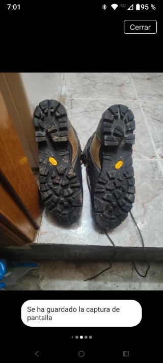 Botas de montaña marrones y negras