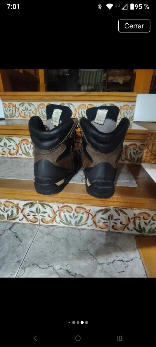 Botas de montaña marrones y negras