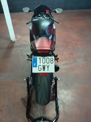 Honda CBR 1000 RR Sportbike Negra y Roja