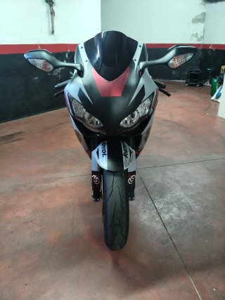 Honda CBR 1000 RR Sportbike Negra y Roja