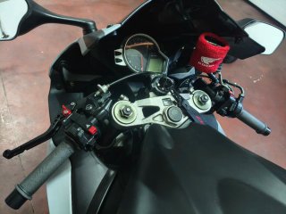 Honda CBR 1000 RR Sportbike Negra y Roja
