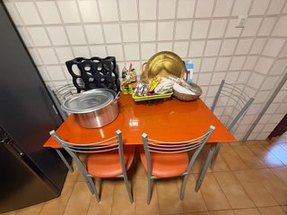Mesa de cocina naranja y sillas