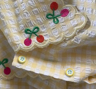 Blusa amarilla cuadros con cerezas