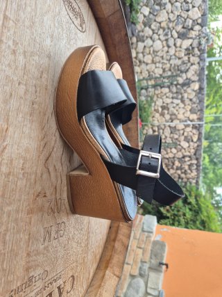 Sandali con plateau neri e oro