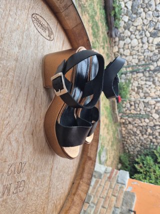 Sandali con plateau neri e oro