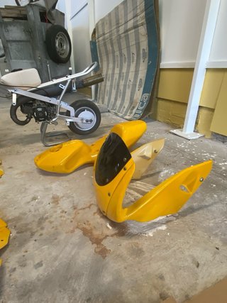 Minimoto recién pintada chasis plata