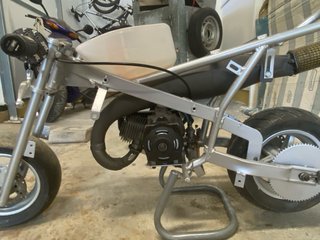 Minimoto recién pintada chasis plata