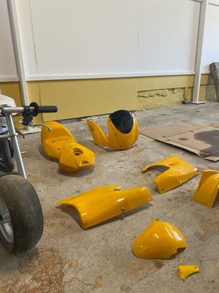 Minimoto recién pintada chasis plata