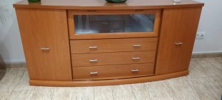 Mesa de centro madera y cristal con otros muebles