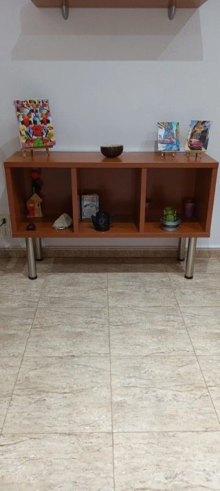 Mesa de centro madera y cristal con otros muebles