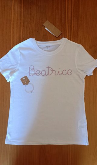 Camiseta blanca con nombre bordado en lila