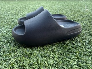 Chanclas adidas yeezy ys-01 slide nere