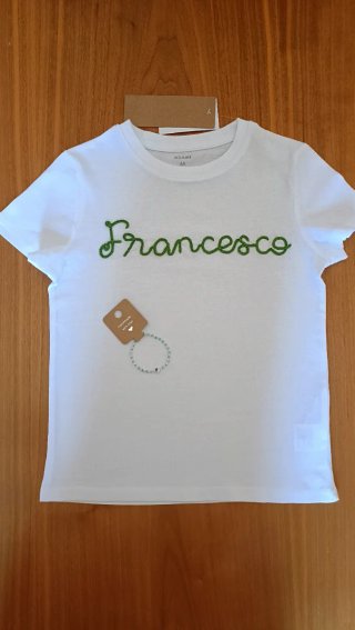 Camiseta blanca con nombre bordado verde