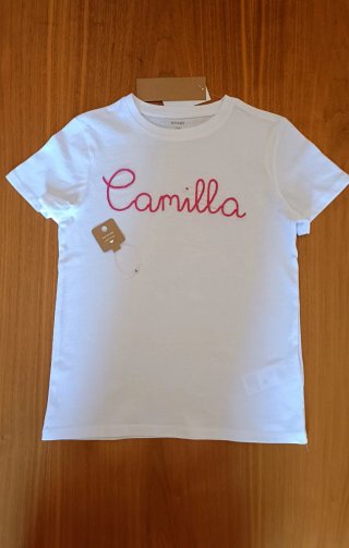 Camiseta blanca con nombre Camilla fuxia