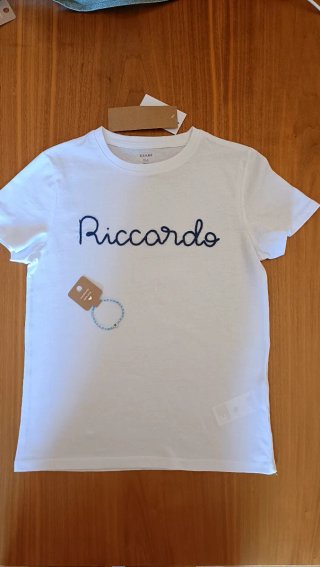 Camiseta blanca con nombre bordado en azul marino