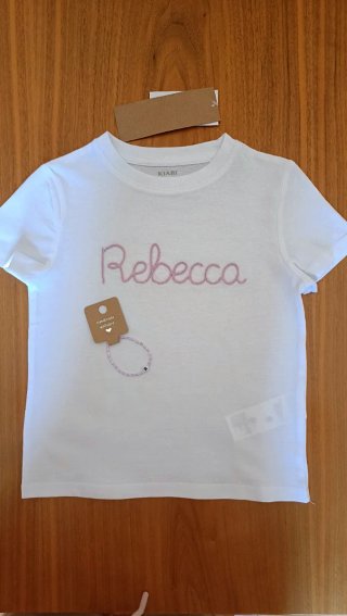 Camiseta blanca con nombre bordado en lila