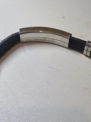 Pulsera de cuero con detalles de cruces