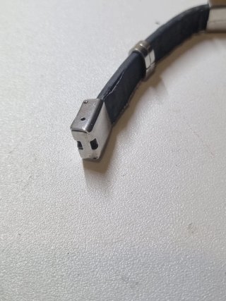 Pulsera de cuero con detalles de cruces