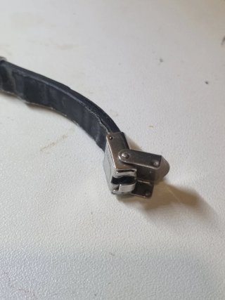 Pulsera de cuero con detalles de cruces