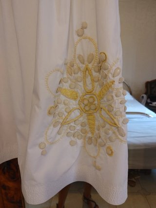 Abito Hoss Intropia bianco con ricami oro