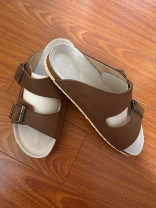 Sandalias de cuero estilo Birkenstock marrones