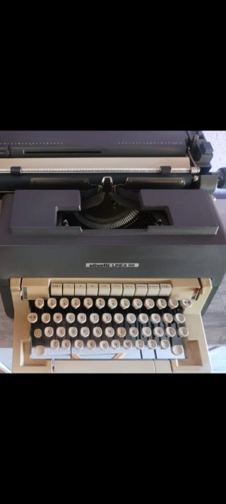 Máquina de escribir antigua Olivetti línea 98
