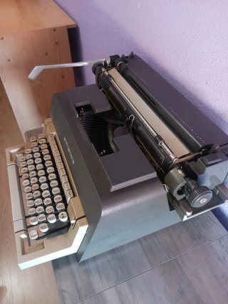 Máquina de escribir antigua Olivetti línea 98