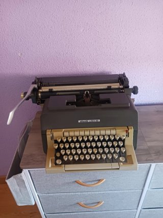 Máquina de escribir antigua Olivetti línea 98