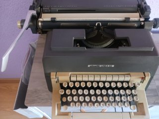 Máquina de escribir antigua Olivetti línea 98