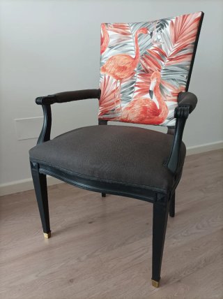 Sillón antiguo con estampado flamenco